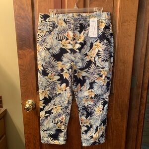 Chico, NEW WITH TAGS, So Slimming, slim leg, Painterly Tropic crops, zips.